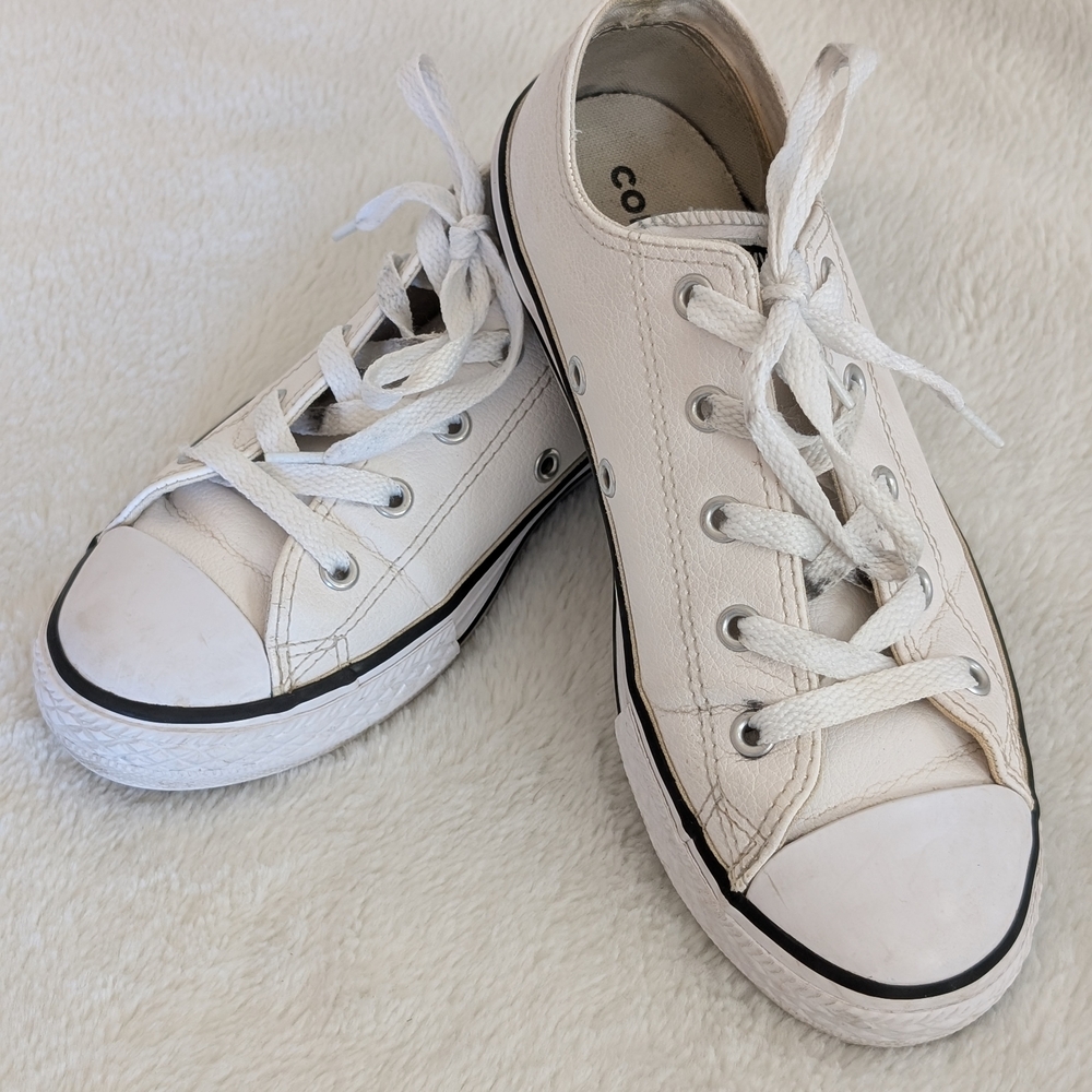 Great Condition: Converse Chuck Taylor All Star Leather Kids 3
